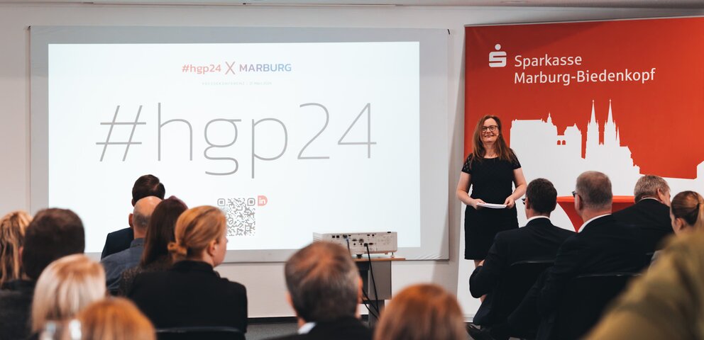 Projektleiterin Elisabeth Neumann gab im März den Auftakt für den Hessischen Gründerpreis 2024 in Marburg. 